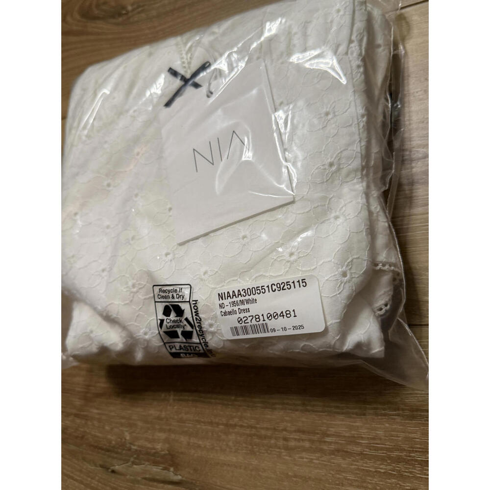 NWT! NIA Cabaello Dress VNeck Bow Detail in White Size Medium - Picture 3 of 5